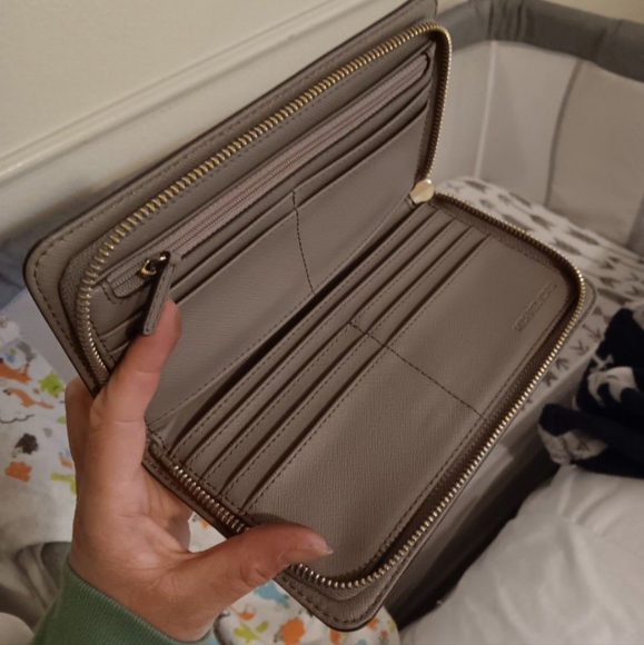 EUC Michael Kors Zip Wallet - Picture 4 of 4